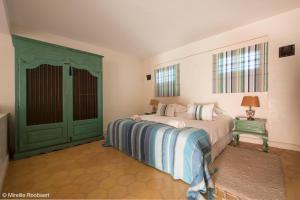 - une chambre avec un lit et une porte verte dans l'établissement Dar Maktoub, à Agadir