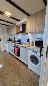 a kitchen with a washing machine and a stove at Nuevo Apartamento Industrial Deco Valencia Capital in Valencia +46 photos