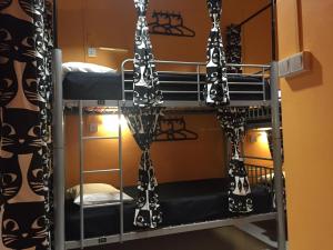 Palanda nebo palandy na pokoji v ubytování CSW Hostel