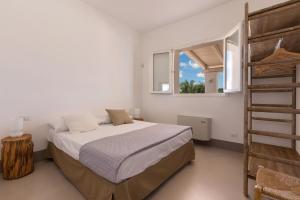 1 dormitorio con 1 cama y 1 litera en Villa Rosalore' by Perle di Puglia, en Ugento 43 fotos más