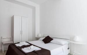 A bed or beds in a room at Al Colosseo 8