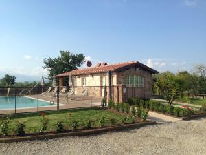 uma casa com jardim e piscina em Villa Gourmet em Orentano