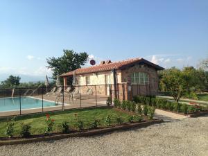 una casa con giardino e piscina di Villa Gourmet a Orentano