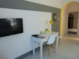 TV a/nebo společenská místnost v ubytování The Hampton Exclusive Guesthouse