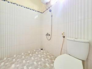 a bathroom with a toilet and a shower at Hotel Syariah Milik Kita Borobudur Mitra RedDoorz in Borobudur