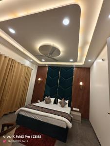 a bedroom with a bed with a blue wall at Hotel Akshansh Inn in Agra