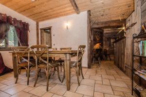 jadalnia z drewnianym stołem i krzesłami w obiekcie Appartement Jorasses w Chamonix-Mont-Blanc