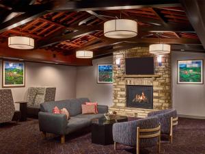 a living room with a couch and a fireplace at Hampton Inn Pigeon Forge in Pigeon Forge