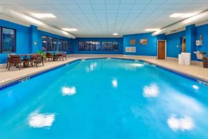 a large swimming pool in a room with blue walls at Hampton Inn Traverse City in Traverse City