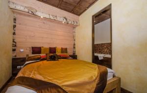 sypialnia z dużym łóżkiem w pokoju w obiekcie Appartement Jorasses w Chamonix-Mont-Blanc