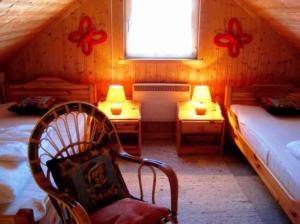 a bedroom with two beds and a chair and two lamps at Moorfrosch in Userin +5 photos