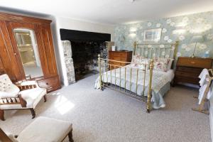 Un pat sau paturi într-o cameră la Rams Head Inn
