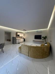 a large living room with a couch and a kitchen at نسيم العلا - Naseem AlUla in Al-ʿUla