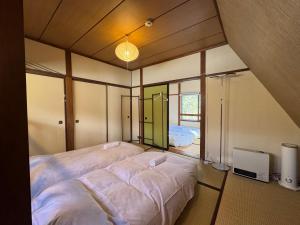 a bedroom with two beds and a mirror at 嬉々の屋KIKI Chalet in Hakuba