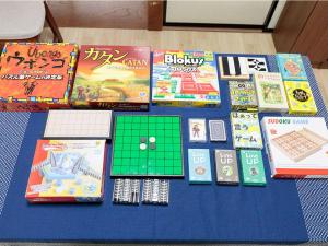 a table with a bunch of games on it at わのおうち善 in Nitanzawa