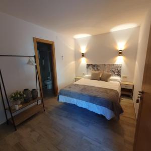 a bedroom with a large bed in a room at B&B Ágora in Sayalonga