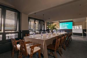 a room with a long table with chairs and a screen at CHUN LIN BOUTIQUE HOTEL in Dali +111 photos