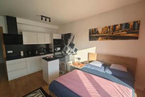 a small bedroom with a bed and a kitchen at Rezidencia Albelli in Košice