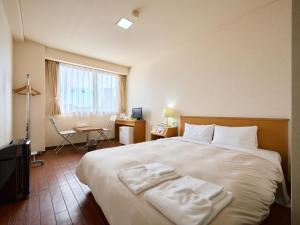 a hotel room with a large bed and a desk at Hotel Sincerity kani in Kani