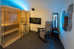 a room with a sauna and two stools in it at Ai Vellutai in Ala