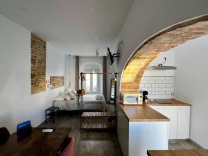 a kitchen with an archway in a room at CasaElbarranko in Arcos de la Frontera