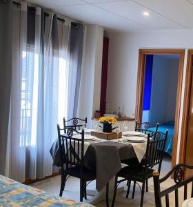 a dining room with a table and chairs in a room at Montrebei Casa González Apartamentos in Tolva