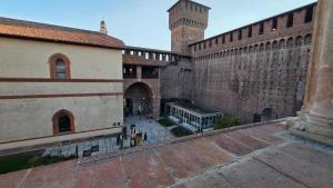a view of a courtyard in a castle at B&B Sansiromilano beboscar it in Milan