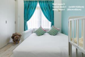 a white bed in a room with a window at Katan A in Yamada +51 photos