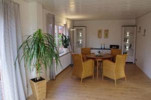 a dining room with a table and chairs at Luettje-Glueck in Pogum