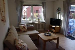 a living room with a couch and a tv at Luettje-Glueck in Pogum