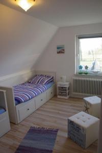 a bedroom with a bed and a window at Luettje-Glueck in Pogum