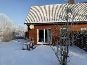 a red brick house in the snow with a window at Luettje-Glueck-2 in Pogum