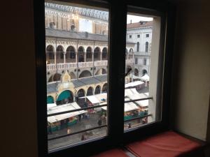 una vista de una ciudad desde una ventana en Appartamento delle Erbe, en Padua 7 fotos más
