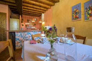a table with a white table cloth and a vase with flowers at Clos Baroanni - Gîte Terra in Terraube