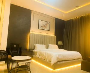 a hotel room with a bed and a table and a table sidx sidx at Dalos Unit in Ilado
