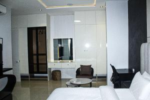 a hotel room with a bed and a table and chairs at Dalos Unit in Ilado