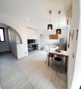 a kitchen and dining room with a table and chairs at Appartamento La Corte in Inveruno