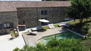 a backyard with a swimming pool and a house at Clos Baroanni - Gîte Terra in Terraube