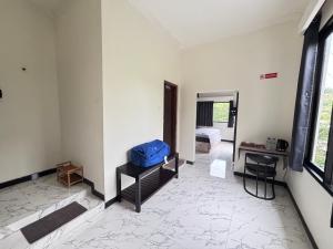 a room with a room with a blue bag on a table at Hostel Labuan ORA in Labuan Bajo