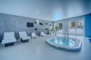 a large room with a hot tub in a building at Dobrzyński Resort Topaz in Świeradów-Zdrój