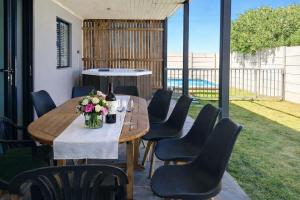a dining room with a table and chairs at Van Temp Beach House in Britannia Bay