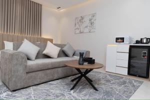 a living room with a couch and a table at شقة كامله ومطبخ وسط جدة in Jeddah