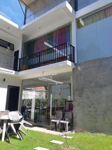 a house with a table and chairs in the yard at Siril Guesthouse Hostel in Nuwara Eliya