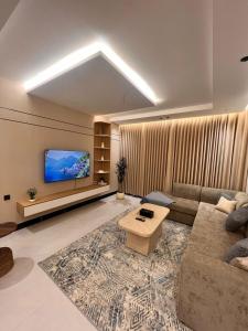 a living room with a couch and a tv at شقة كامله ومطبخ وسط جدة in Jeddah