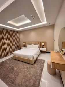 a bedroom with a large bed and a desk at شقة كامله ومطبخ وسط جدة in Jeddah