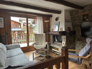 a living room with a couch and a television at Appartement BOZEN - 100M2- 6 personnes - Bozel - Vallée de Courchevel in Bozel
