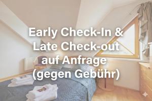 ein Dachgeschoss-Schlafzimmer mit Bett und Spiegel in der Unterkunft DAS BURGENNEST Chalet 6 - Familienchalet für 5 mit privatem Bademantelgang zur Therme in Lutzmannsburg