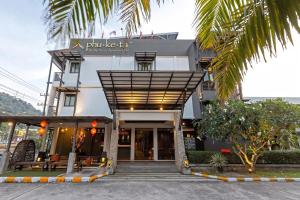 ein Restaurant mit einer Markise über dem Eingang zu einem Gebäude in der Unterkunft Phuketa Hotel Phuket Town in Phuket