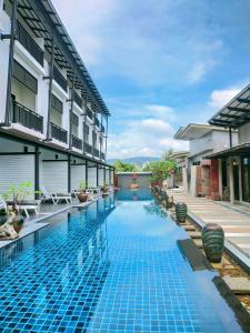 Blick auf einen Swimmingpool in einem Hotel in der Unterkunft Phuketa Hotel Phuket Town in Phuket