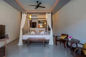 ein Schlafzimmer mit Bett und Deckenventilator in der Unterkunft Phuketa Hotel Phuket Town in Phuket + 39 Fotos